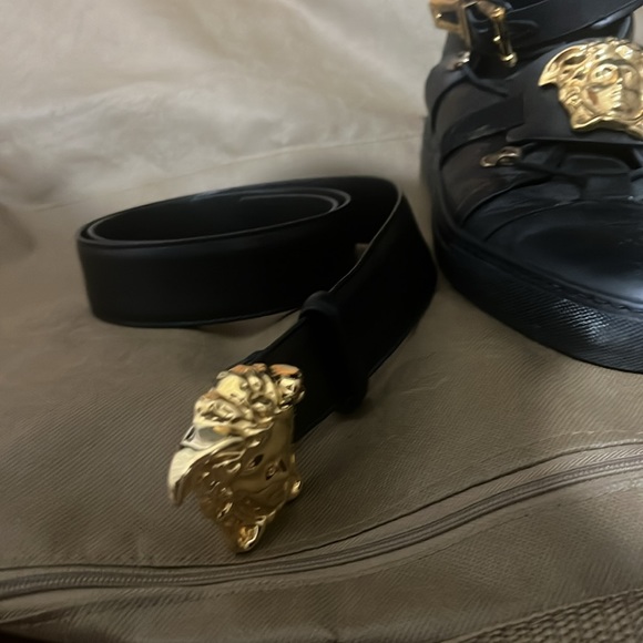 Men’s Versace black leather belt with gold Medusa  size 34-36 - Picture 3 of 3